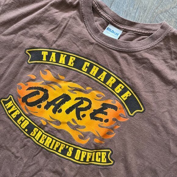 2000s Y2k D.A.R.E Flame Fire Brown T Shirt Skater Grunge Mens Size XL - Picture 3 of 5